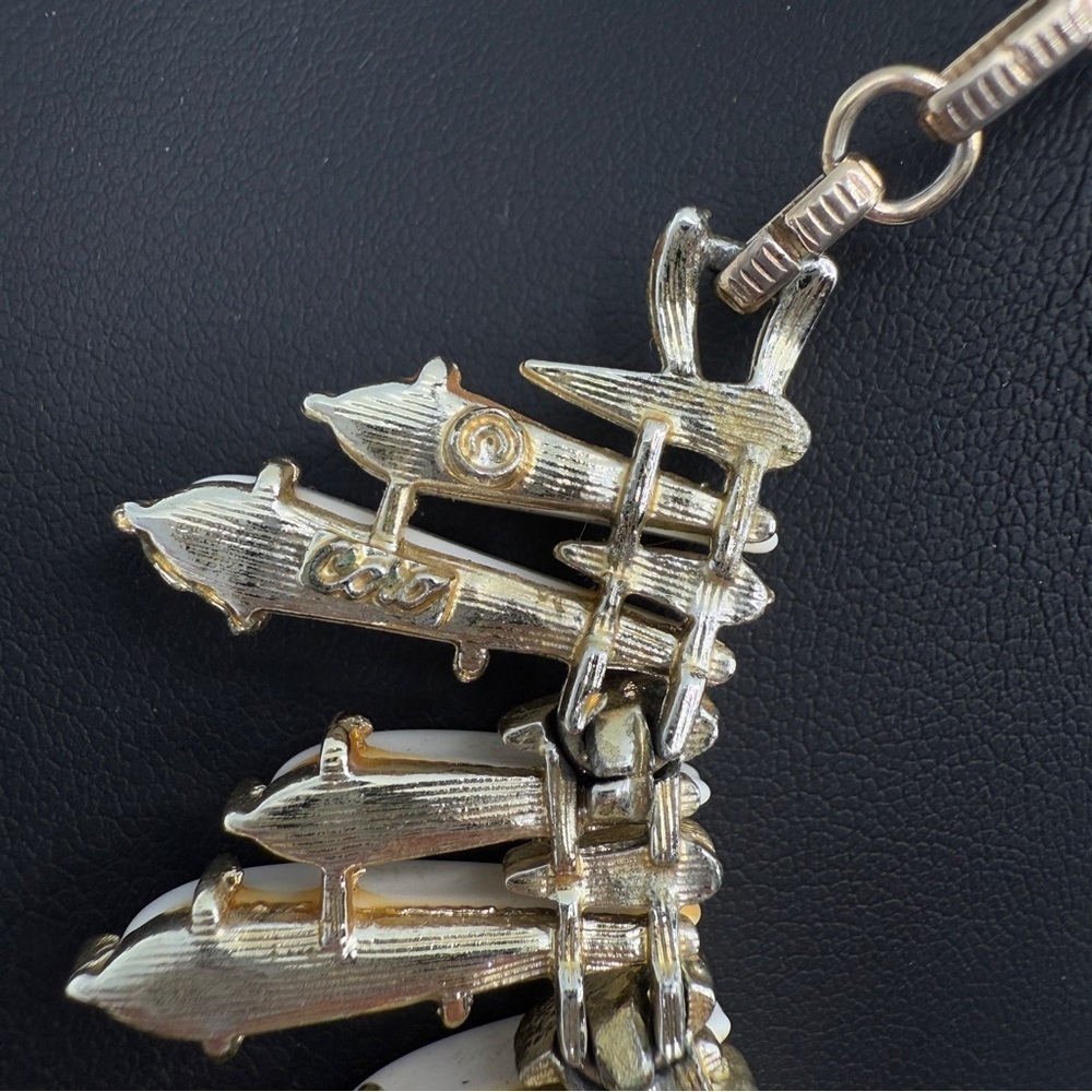 Signed Coro Mid Century White and Gold Collar Necklace with Dramatic Spikes - Picture 9 of 17